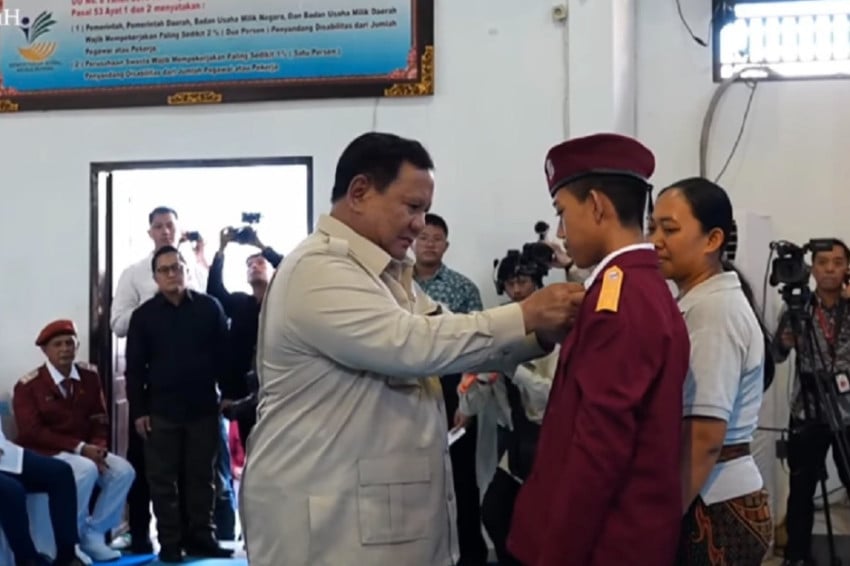 Prabowo Cerita Dua Angka Keberuntungannya di Depan Siswa Sekolah Rakyat Tabanan