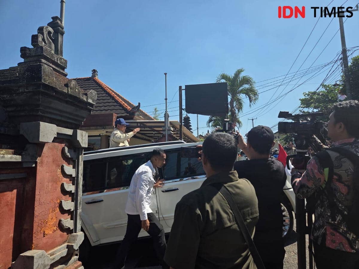 Antusiasme Warga Tabanan Sambut Presiden Prabowo, Berebut Foto dengan Mobil RI-1