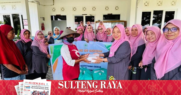 Milad ke-109, PWA 'Aisyiyah Sulawesi Tengah Bagikan Paket Makanan ke Pekerja Perempuan di TPA Kawatuna Palu