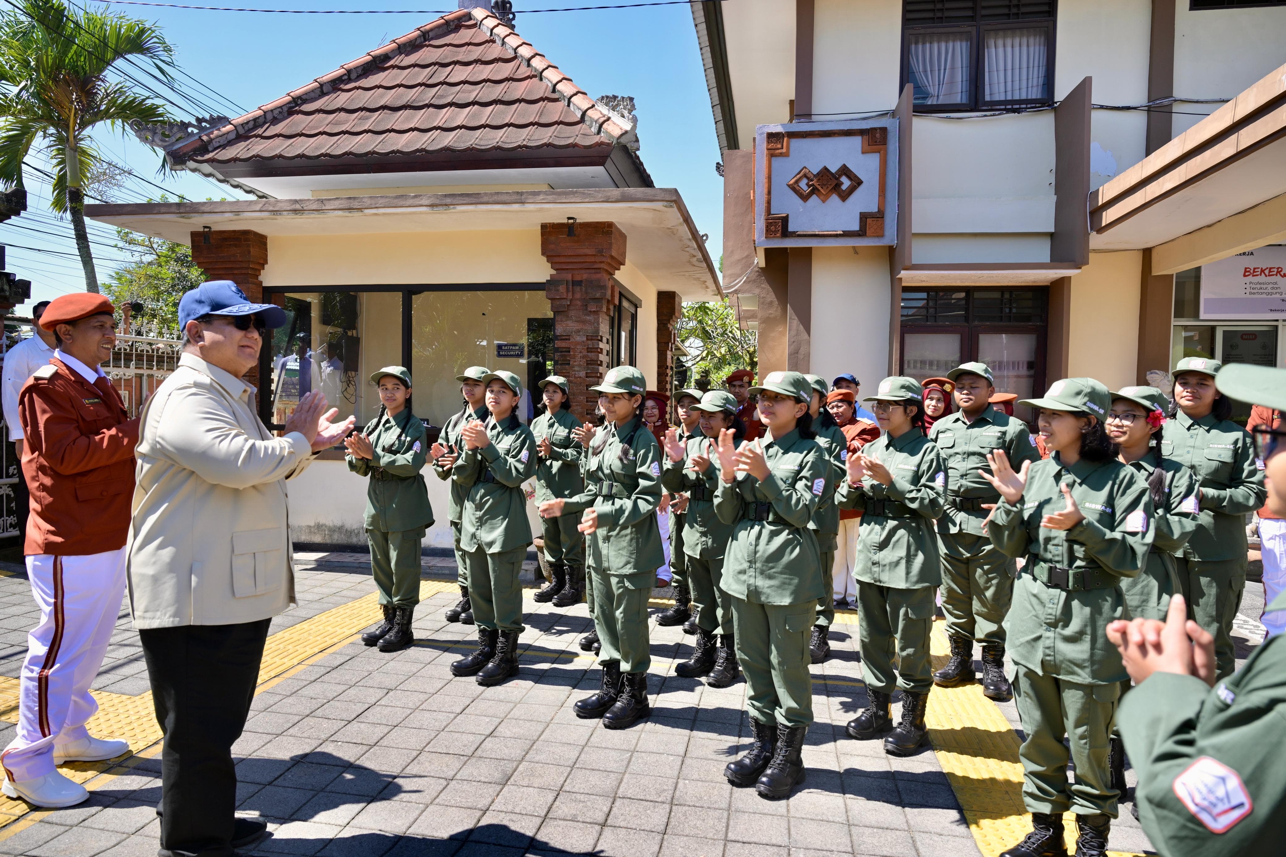 Presiden Prabowo Kunjungi Sekolah Rakyat di Bali, Tekankan Disiplin dan Hormat pada Guru