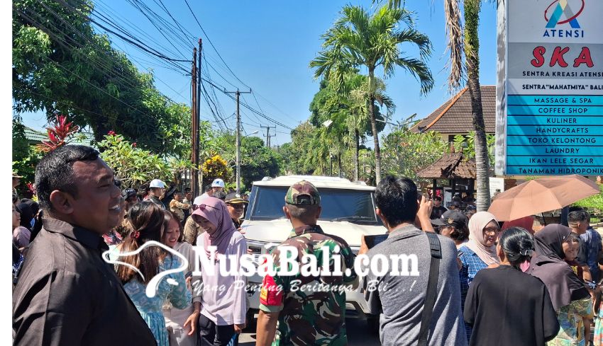Maung RI 1 Jadi Objek Swafoto Massal saat Presiden Prabowo Tinjau Sekolah Rakyat di Tabanan