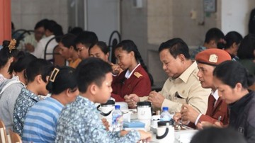 Presiden Prabowo Santap Makan Bergizi Gratis Bersama Siswa Sekolah Rakyat di Tabanan, Bali