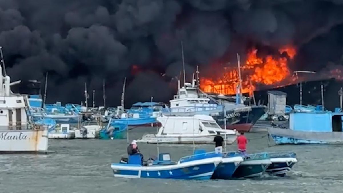 Kebakaran di Pelabuhan Manta Ekuador Hanguskan 35 Kapal Nelayan, Dua Terluka