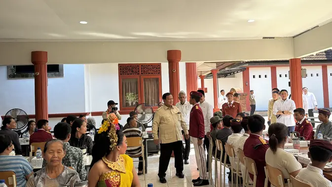 Presiden Prabowo Makan Siang Bersama Siswa Sekolah Rakyat di Tabanan, Tinjau Langsung Program Pendidikan Gratis