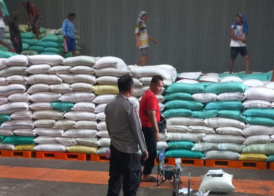 Polsek Diwek Kawal 10 Ton Jagung Petani Jombang ke Bulog, Harga Rp6.400 per Kg