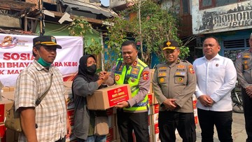 Polri Salurkan Paket Sembako untuk Korban Kebakaran Kemayoran, Warga Harap Program Bedah Rumah Segera Direalisasikan