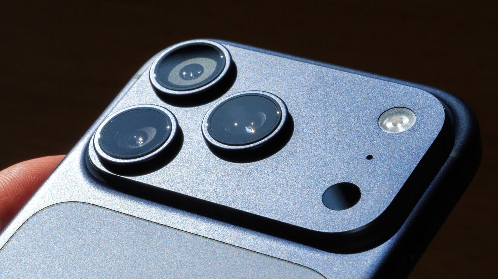 Apple Konfirmasi Magnet MagSafe Tidak Akan Merusak Kamera iPhone, Ini Penjelasannya