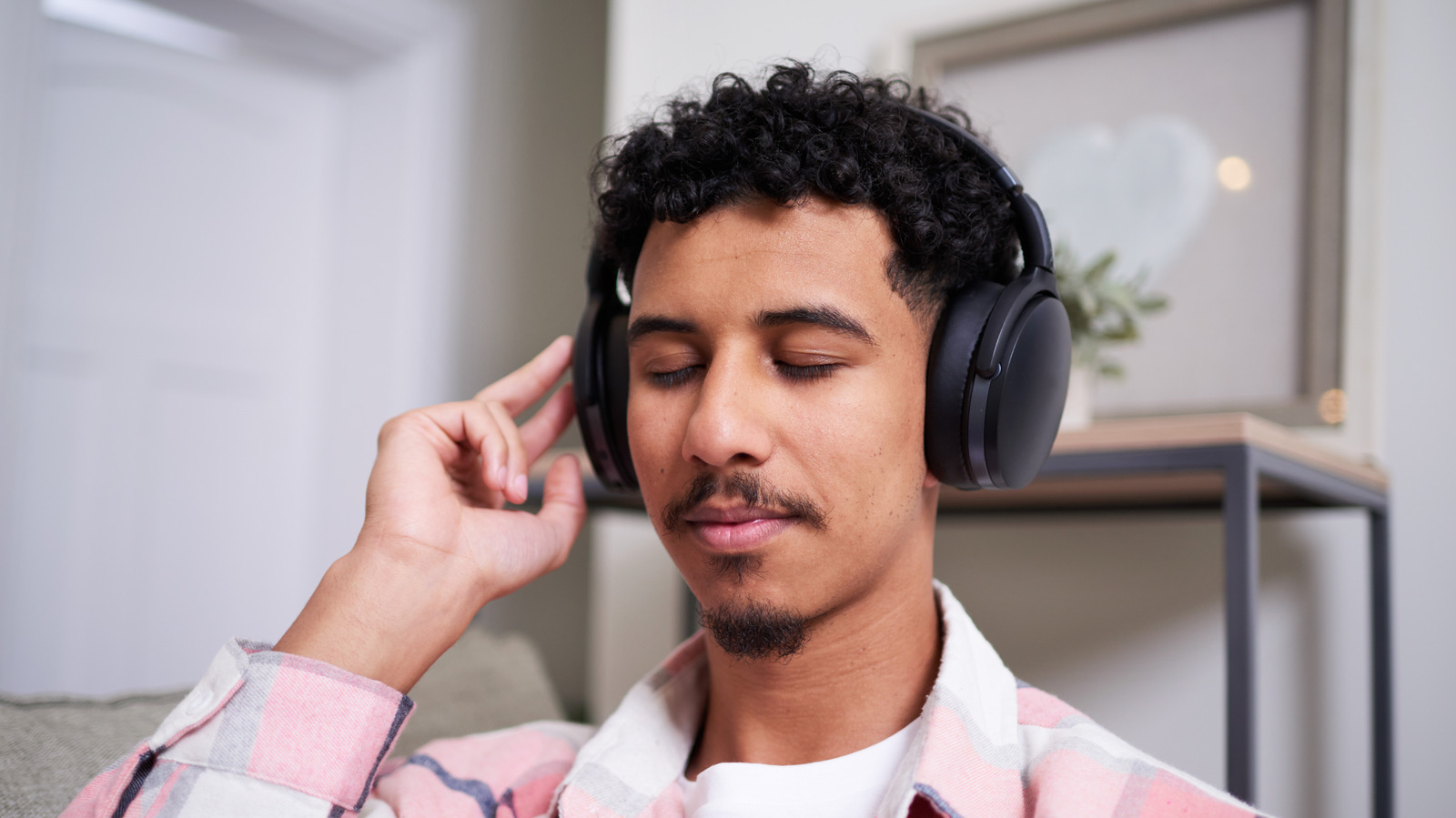 Noise Cancelling vs Transparency Mode: Pilih Mana untuk Kebutuhan Dengar Sehari-hari