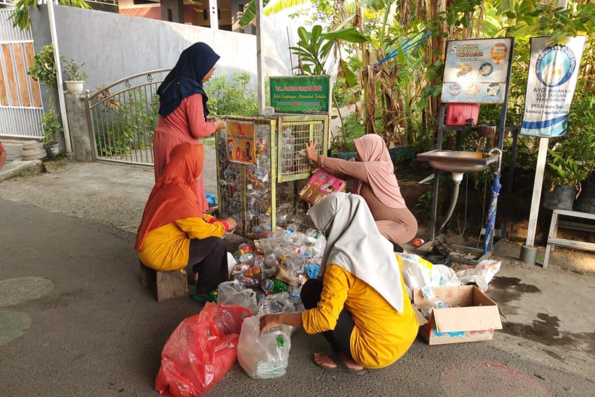 Pertamina Patra Niaga Sulap Sampah Plastik Jadi Paving Block dan Roster di Balikpapan dan Madiun