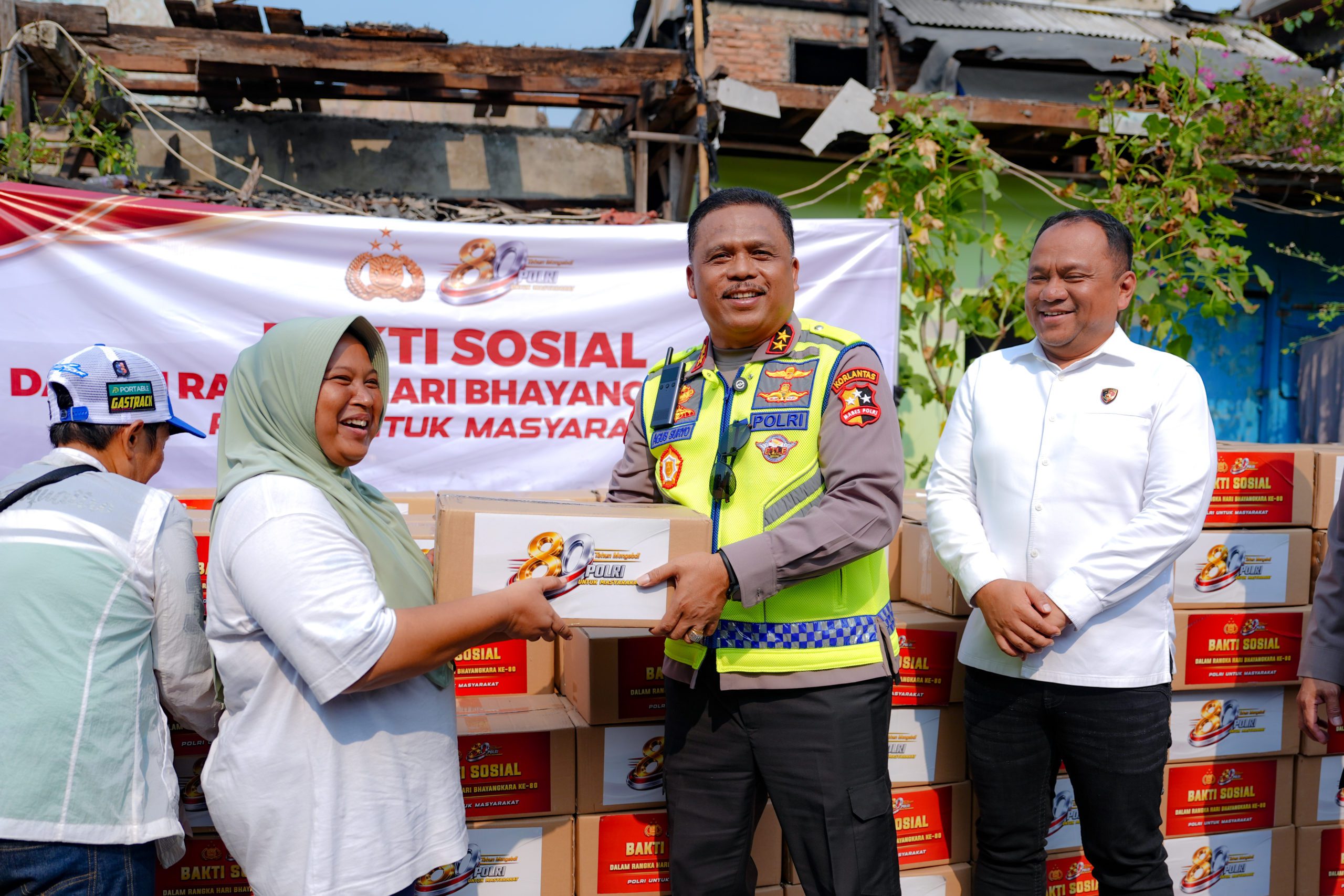 Polri Salurkan 500 Paket Bantuan untuk Korban Kebakaran Kemayoran, 679 Jiwa Terdampak