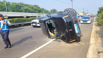 Kecelakaan di Tol Soetta, Chery Omoda Hantam Pembatas hingga Terguling Gagal Nyalip dari Kiri