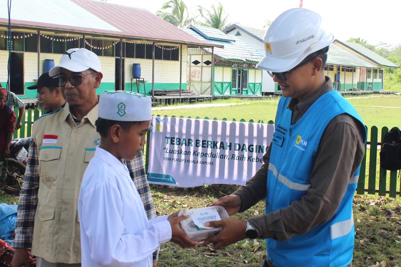 PLN Salurkan 130 Paket Daging Kurban ke Santri dan Warga Miskin di Pedalaman Kapuas