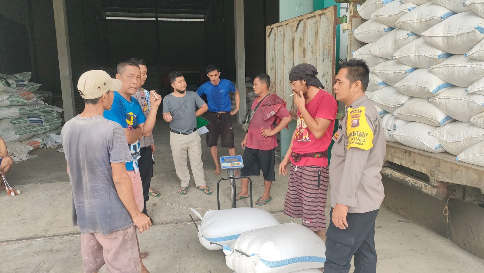 Polisi Kawal 10 Ton Jagung Petani Singkawang ke Gudang Bulog, Jaga Stok Pangan Daerah