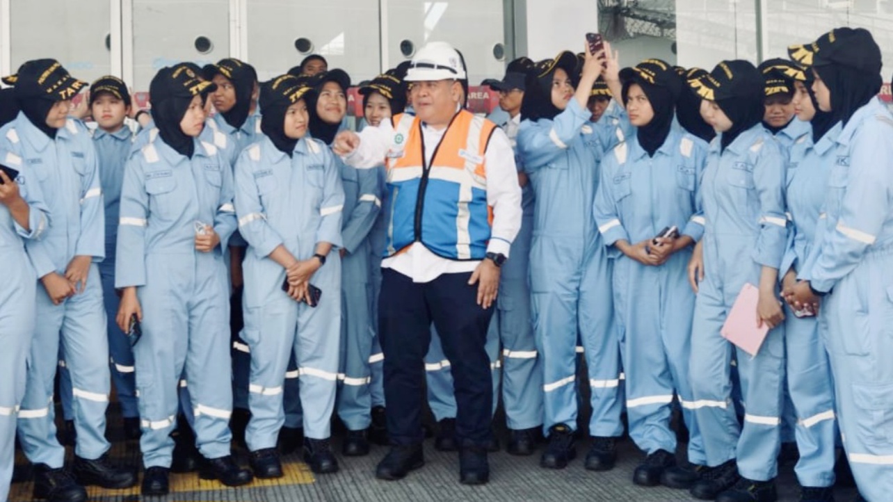 Pelindo Regional 4 Makassar Buka Pintu untuk 200 Taruna PIP, Intip Operasional Bongkar Muat