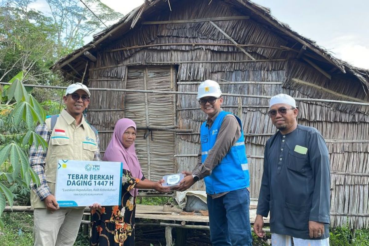 PLN Salurkan 130 Paket Daging Kurban ke Warga Pelosok Kapuas, Santri Ponpes Jadi Prioritas
