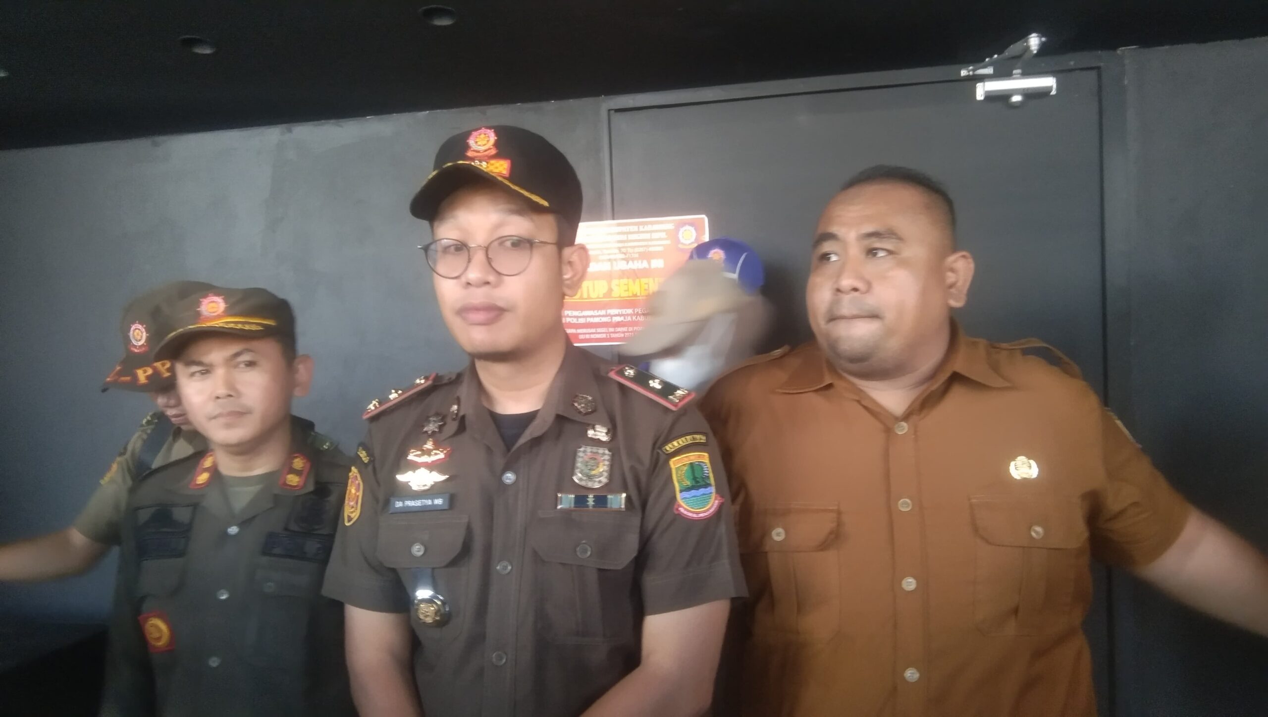 Satpol PP Karawang Segel THM Pesta LGBT, Tiga Surat Teguran Diabaikan Pemilik Tak Dikenal