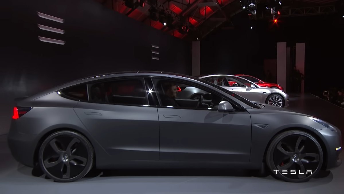 Tesla Model 3 Coret Sejumlah Fitur Prototipe Demi Produksi Massal, dari Gagang Pintu hingga UI Layar