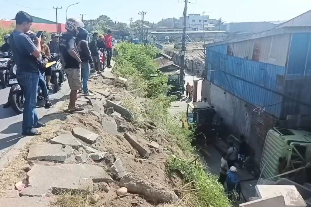 Truk 10 Roda Jatuh dari Overpass Makassar, Timpa Dua Rumah Warga dan Lukai Kernet