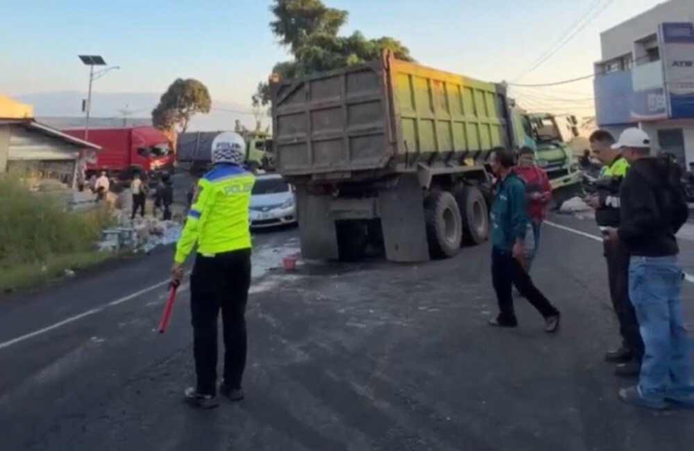 Dump Truck dan Tronton Tabrakan di Garut Dini Hari, Dua Sopir Luka Ringan