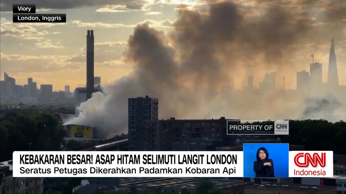 Kebakaran Besar Landa Pusat Daur Ulang London, Ratusan Petugas Damkar Dikerahkan