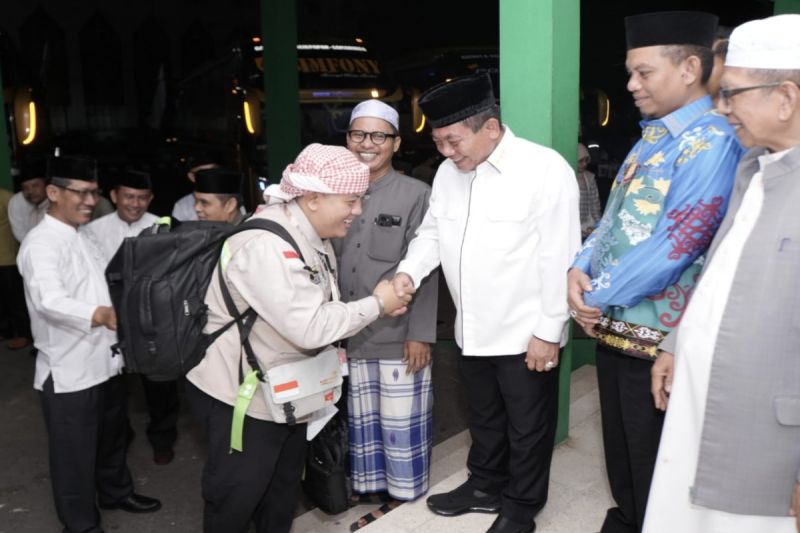 Bupati Kapuas Wiyatno Sambut Langsung 233 Jamaah Haji Kloter 4 di Asrama Haji Banjarbaru, Doakan Jadi Haji Mabrur