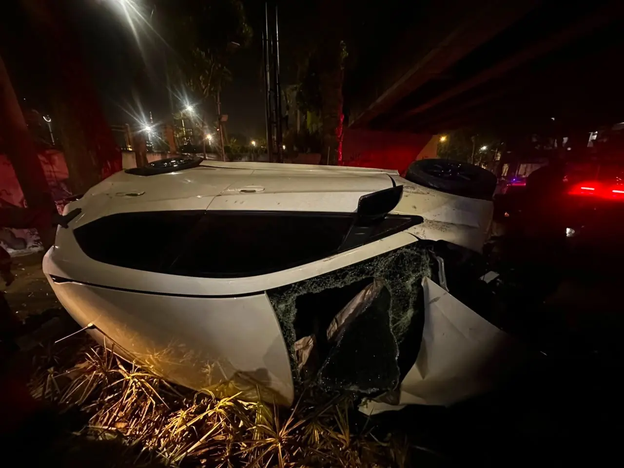 Honda Brio Terjun dari Viaduk Gubeng Surabaya, Dua Orang Alami Luka Ringan
