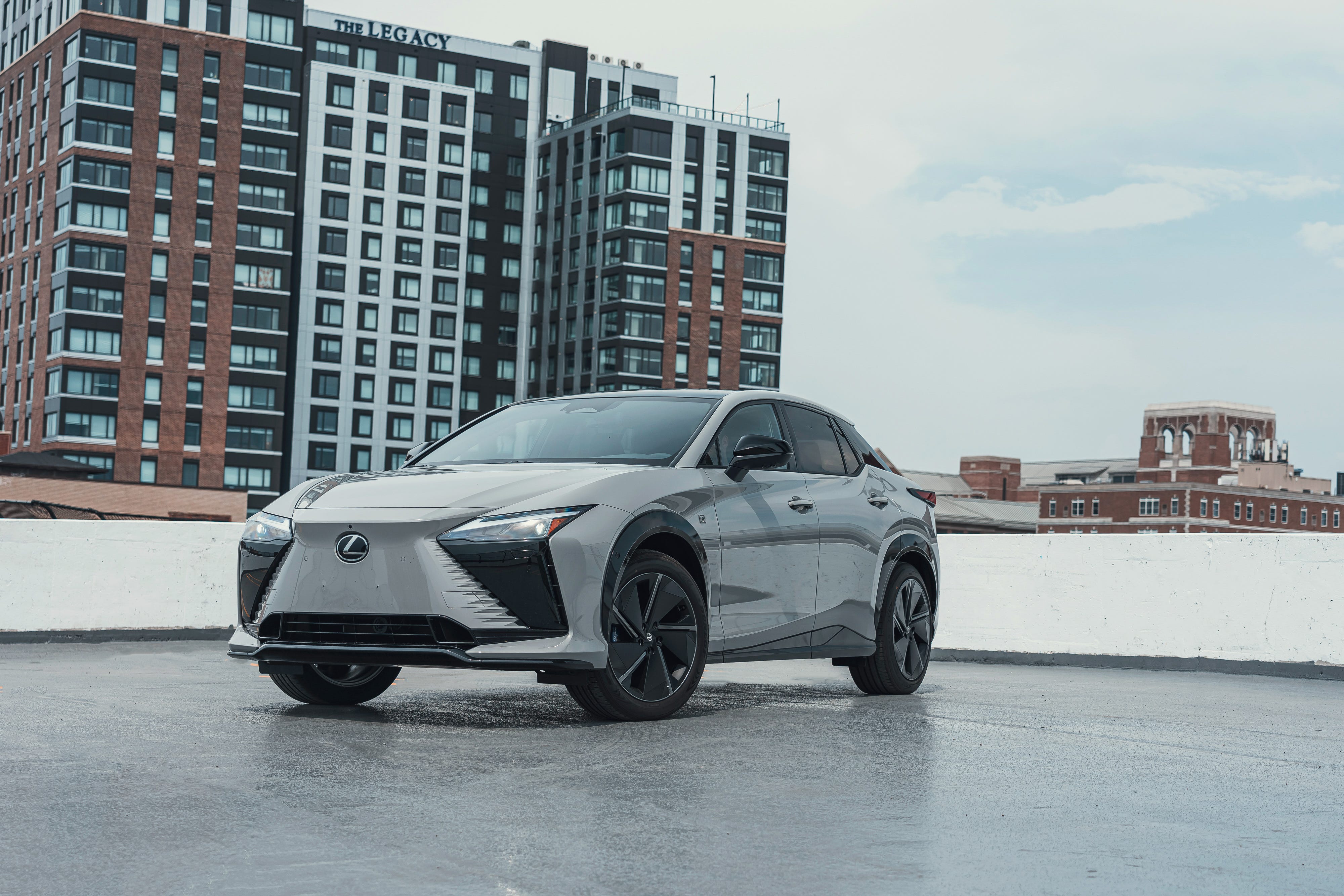 2026 Lexus RZ350e dan RZ550e F Sport Resmi Meluncur, Jarak Tempuh Tembus 301 Mil