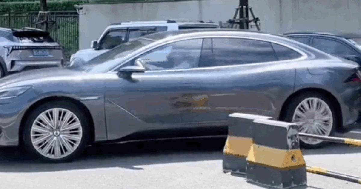 BYD Denza Z9 GT dan YangWang U8 Buktikan Kemampuan Tank Turn di Ruang Sempit, Fitur yang Belum Ada di Mobil Listrik Amerika