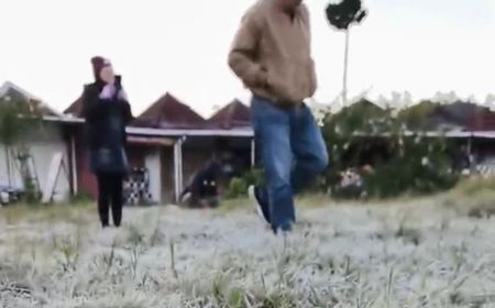 Suhu Minus 1 Derajat Celsius, Embun Beku Kembali Selimuti Candi Arjuna Dieng di Puncak Musim Kemarau