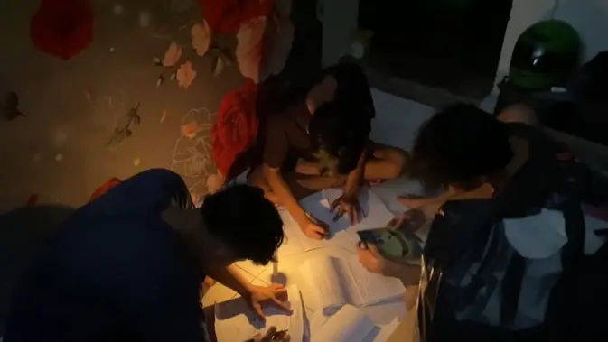 TNI AD Mulai Penertiban 107 KK di Eks Rumah Dinas Lenteng Agung, Anak-Anak Belajar dengan Lilin