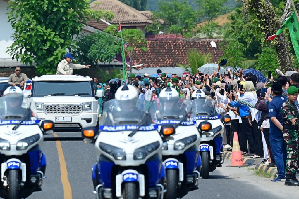Antusiasme Warga Pesisir Barat Sambut Prabowo, Ribuan Bendera Merah Putih Berkibar di Sepanjang Jalan