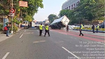 Mobil Box Muatan Biji Plastik Terguling di Flyover Pesing, Lalin Daan Mogot Macet Parah