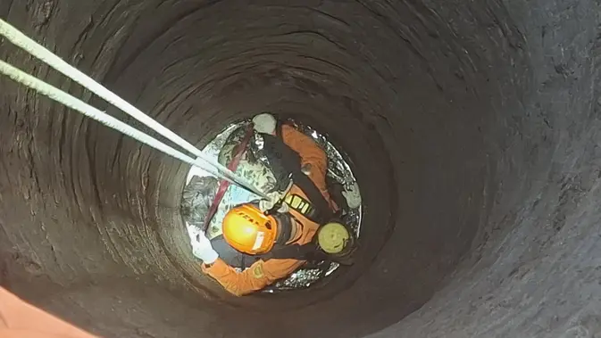 Nenek Komariah (62) Ditemukan Tewas di Sumur 16 Meter, Tim SAR Evakuasi Tengah Malam