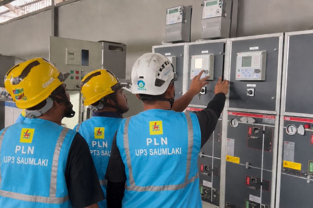 PLN Larat Bongkar Pasang Jaringan Listrik di Pulau Terluar, Biar Sekolah dan Puskesmas Tak Mati