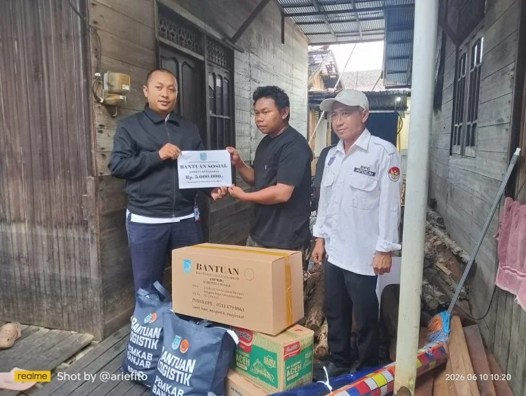 Pemkab Banjar Salurkan Bantuan Logistik dan BTT untuk 47 Kepala Keluarga Korban Kebakaran Murung Kenanga