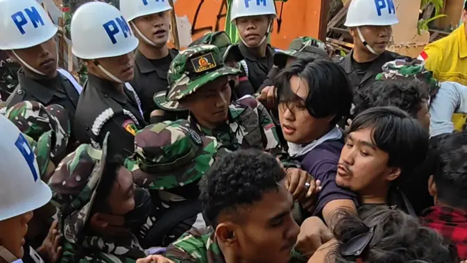 Mahasiswa UI Terluka Saat Bantu Warga Hadang Pengosongan Eks Rumah Dinas TNI di Jakarta Selatan