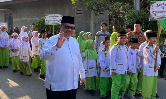 Ketua DPRD Sumbar Muhidi Lepas Pawai Katam Al-Qur’an Perdana Masjid Al Huda di Padang, Tekankan Pendidikan Karakter Generasi Qurani