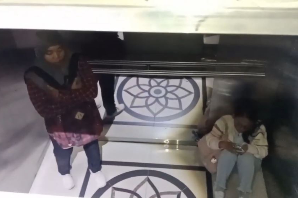 Dua Mahasiswi UPN Veteran Jatim Dievakuasi Damkar Usai Terjebak 30 Menit di Lift Mati Listrik