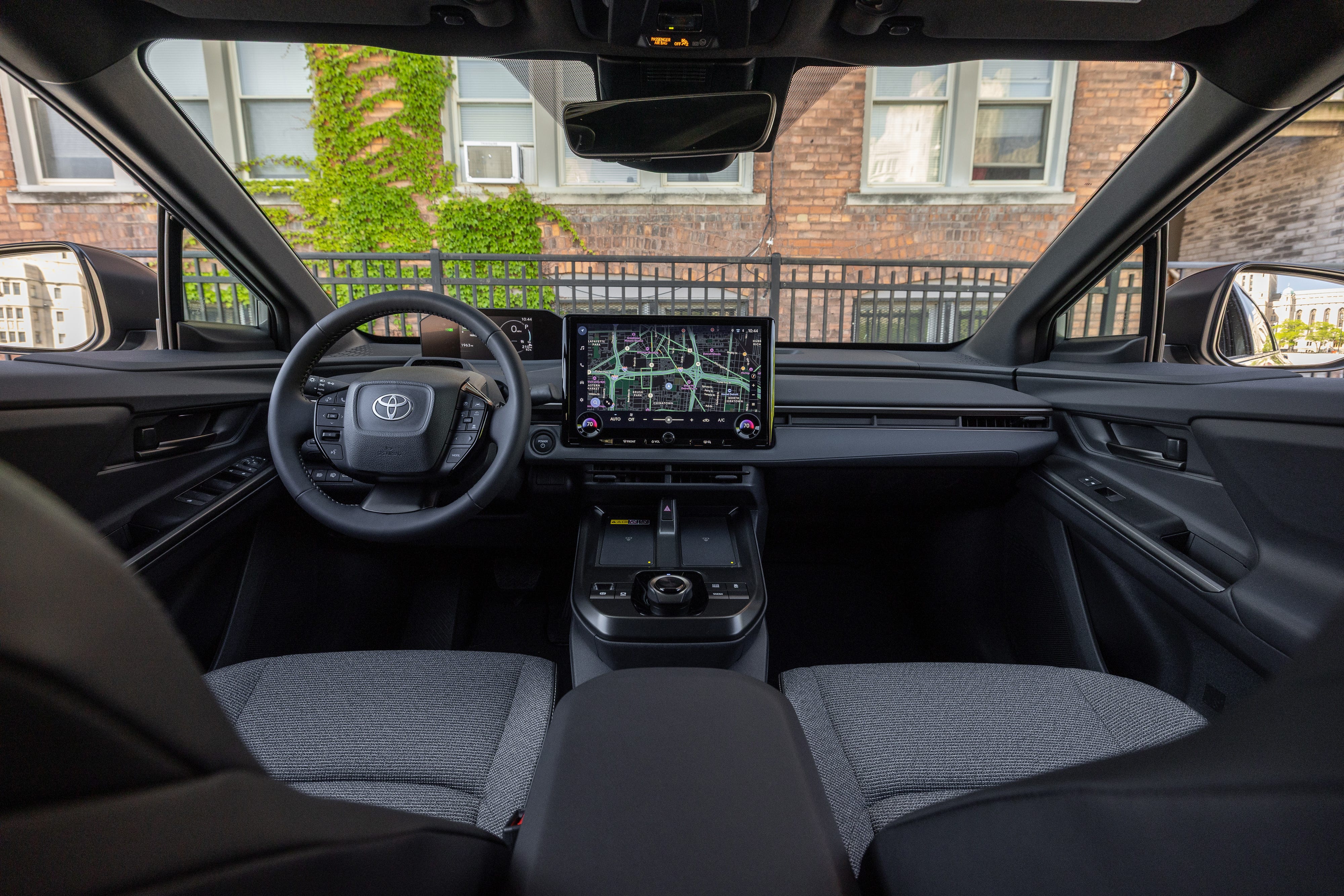 Melihat Detail Interior Toyota bZ 2026, Kabin Futuristik dengan Layar Raksasa