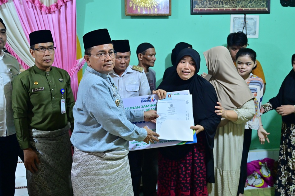 Wali Kota Jambi Maulana Takziah ke Rumah Duka Ketua RT, Serahkan Santunan BPJS Rp 156 Juta dan Beasiswa Rp 114 Juta
