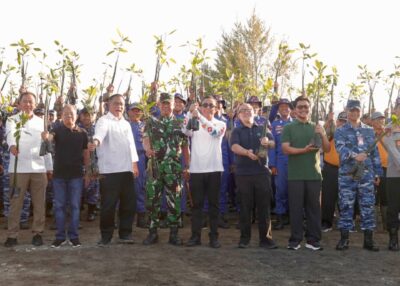 Wali Kota Denpasar Jaya Negara Tanam 3.000 Mangrove Bersama Menteri LH di Kawasan Arboretum Pedungan
