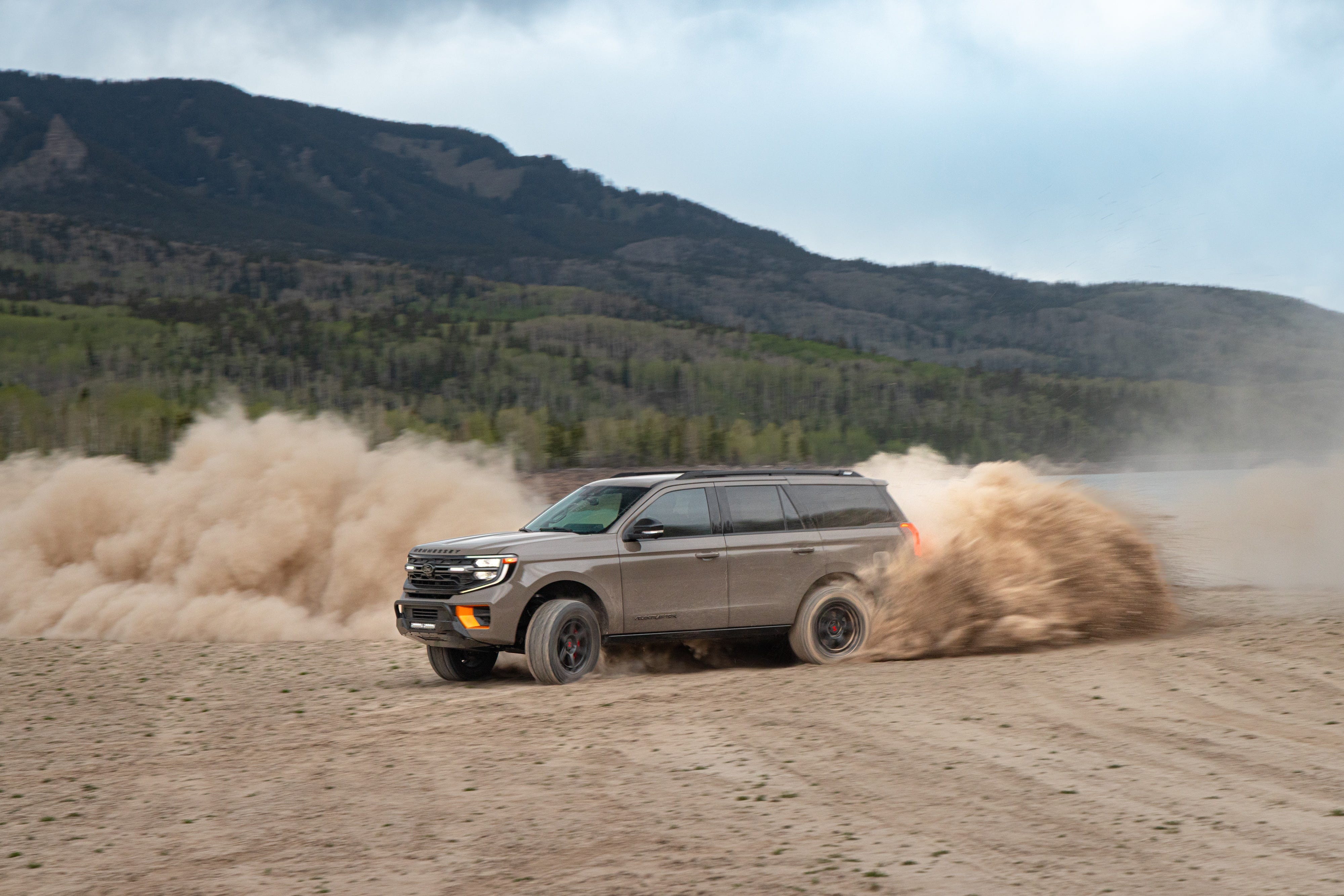Hennessey VelociRaptor SUV Expedition: SUV Tiga Baris Ford Ditinggikan 2 Inci untuk Off-Road Ekstrem