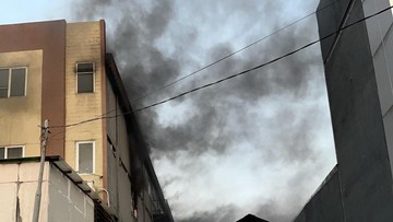 Gudang di Kalideres Terbakar, 19 Mobil Damkar Dikerahkan Padamkan Api