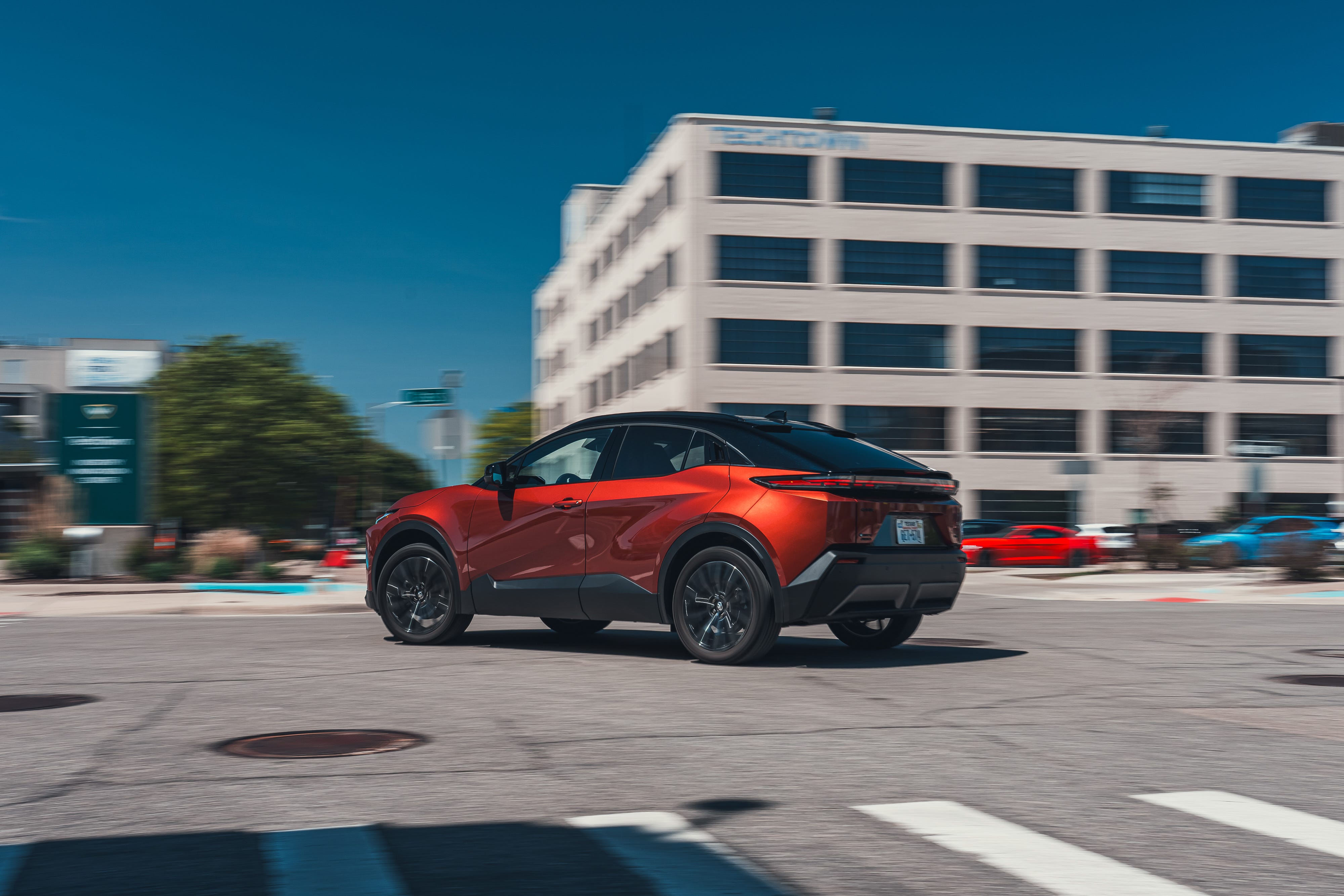 Test Drive Toyota C-HR 2026: EV Bertenaga 338 dk, Tapi Handling Kurang Greget