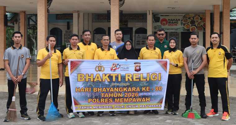 Polres Mempawah Bersihkan Masjid Syuhada Sambut Hari Bhayangkara ke-80, Ketua Takmir Apresiasi Sinergi dengan Warga