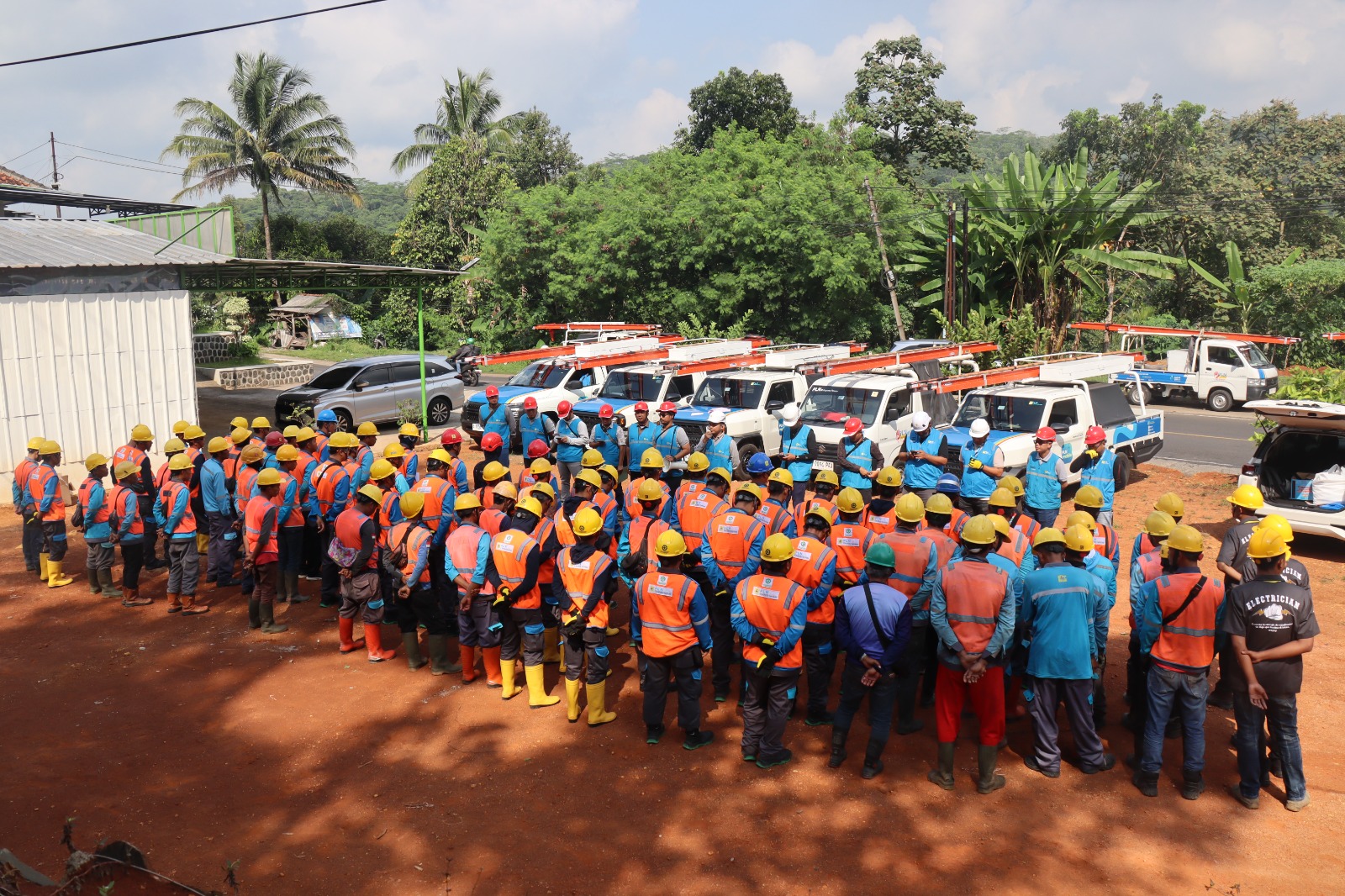 PLN Tasikmalaya Tebang 100 Pohon dan Pangkas 130 Lainnya Demi Jaringan Listrik Andal saat Hari Pancasila