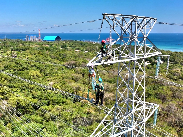 Tim PLN Kupang Ganti Isolator Berkarat di Tower 150 kV, Antisipasi Pemadaman Listrik di Pulau Timor