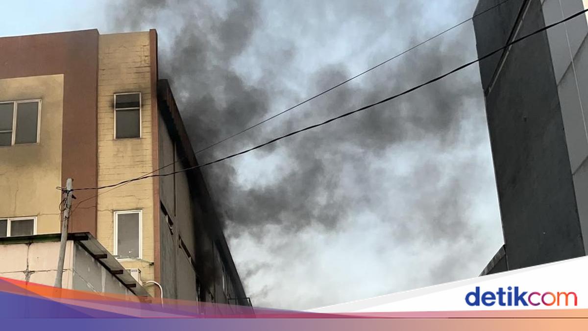 Gudang di Kalideres Terbakar, 19 Mobil Damkar dan 95 Personel Dikerahkan