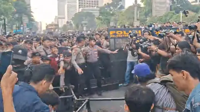 Bentrok di Depan UOB, Pendemo Dorong Pagar dan Lempar Botol ke Barisan TNI-Polri