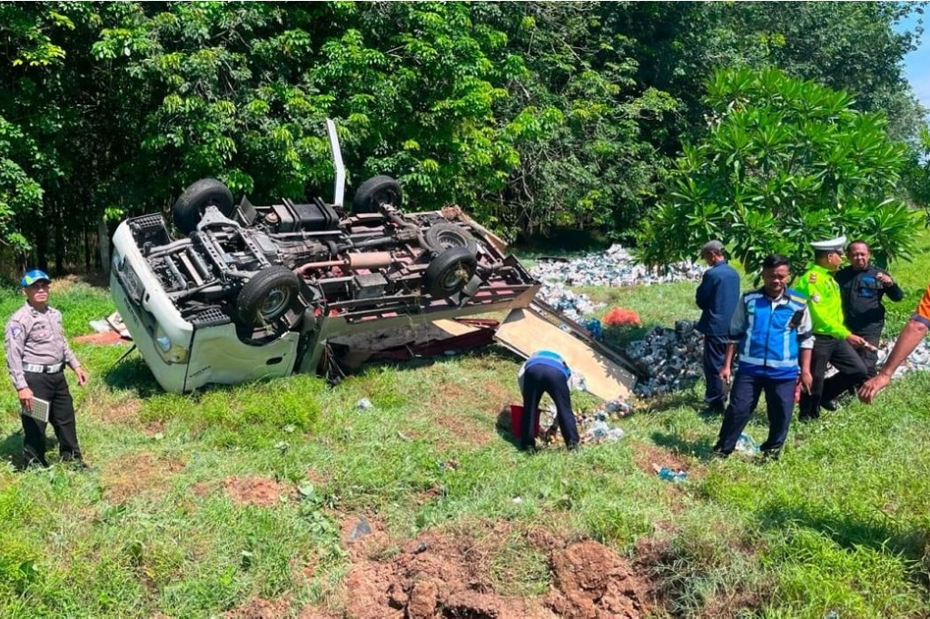 Tiga Orang Luka Akibat Mobil Pikap Pecah Ban dan Terguling di Tol Medan-Tebingtinggi